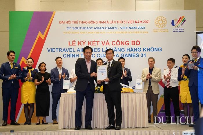 Phó Tổng cục trưởng Tổng cục TDTT - Phó Trưởng Ban Tổ chức SEA Games 31 Trần Đức Phấn trao giấy chứng nhận Vietravel Airlines hãng hàng không chính thức Đại hội thể thao Đông Nam Á lần thứ 31